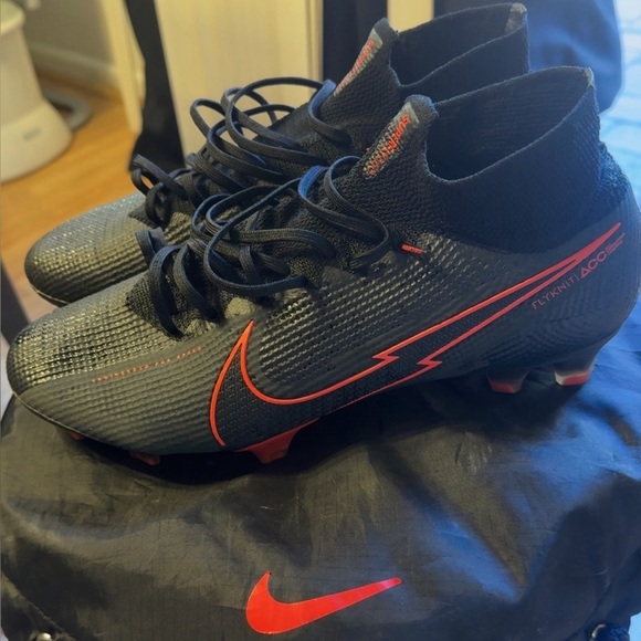 Nike Black and Red Athletic Shoes main image 5